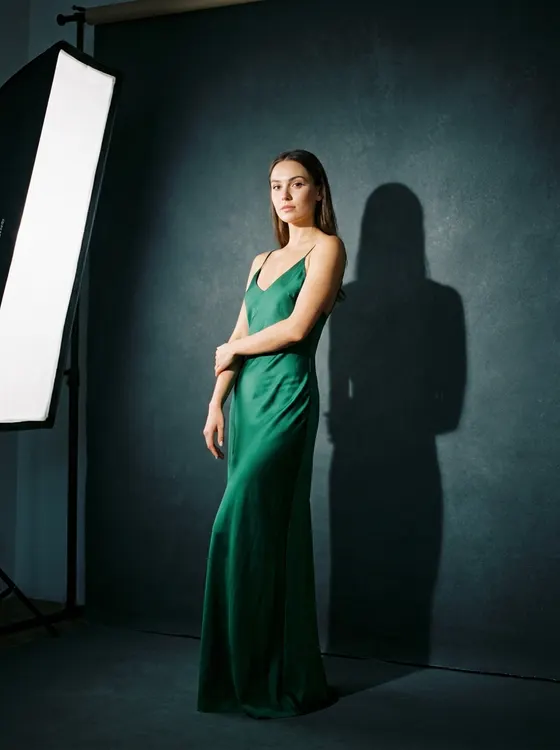 Retrato de estudio de una mujer con vestido verde, hecho con Nano Banana Pro