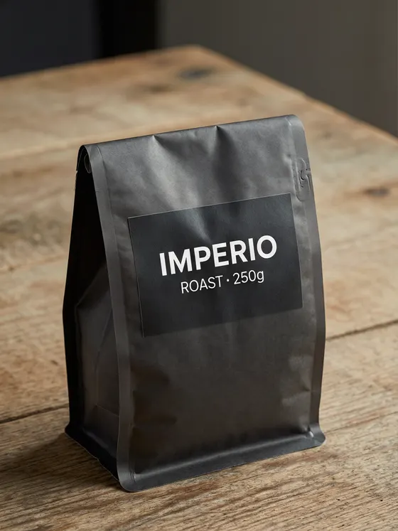 Bolsa de café con la etiqueta IMPERIO ROAST, hecha con Qwen Image 2.0 Pro